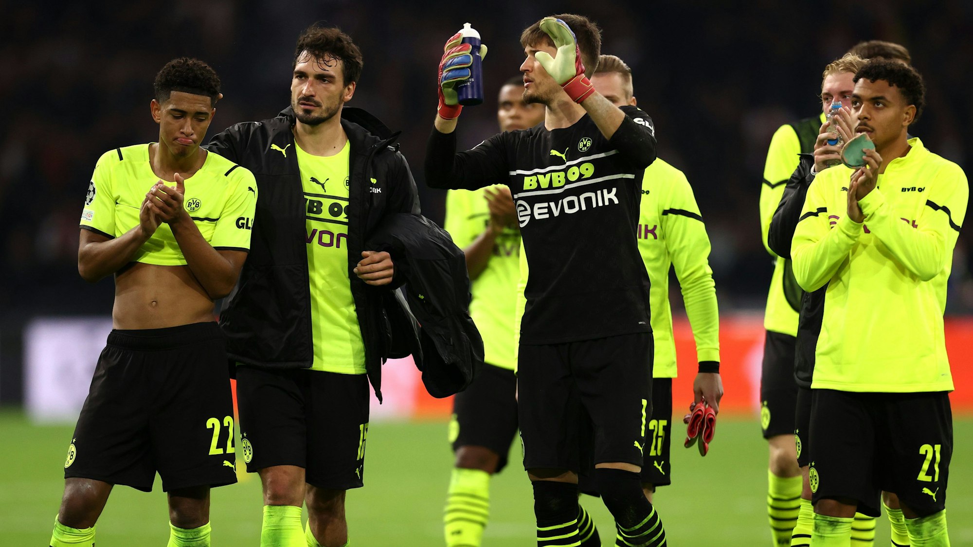 Jude Bellingham, Mats Hummels, Gregor Kobel und Donyell Malen bedanken sich bei den Fans.