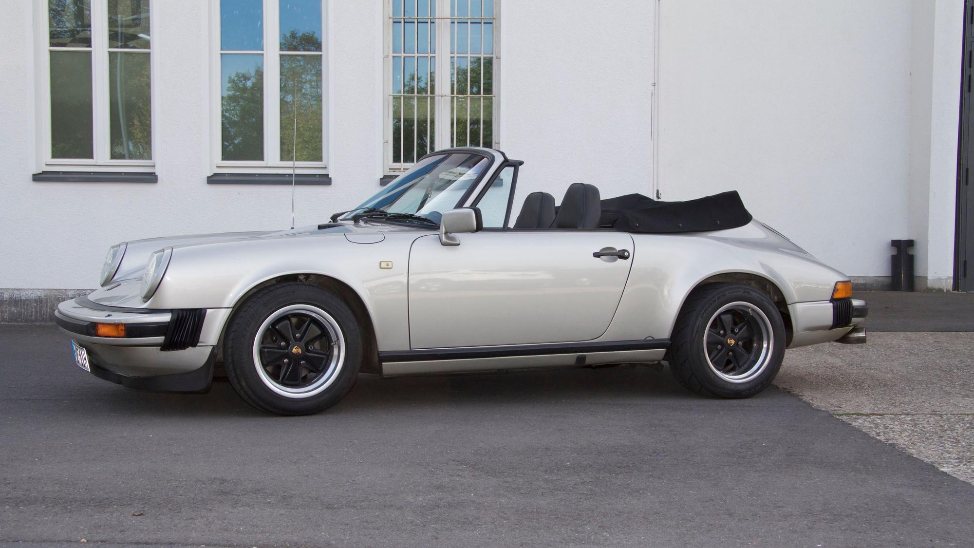 Porsche 911 Cabrio vor dem Butzweiler Hof in Köln