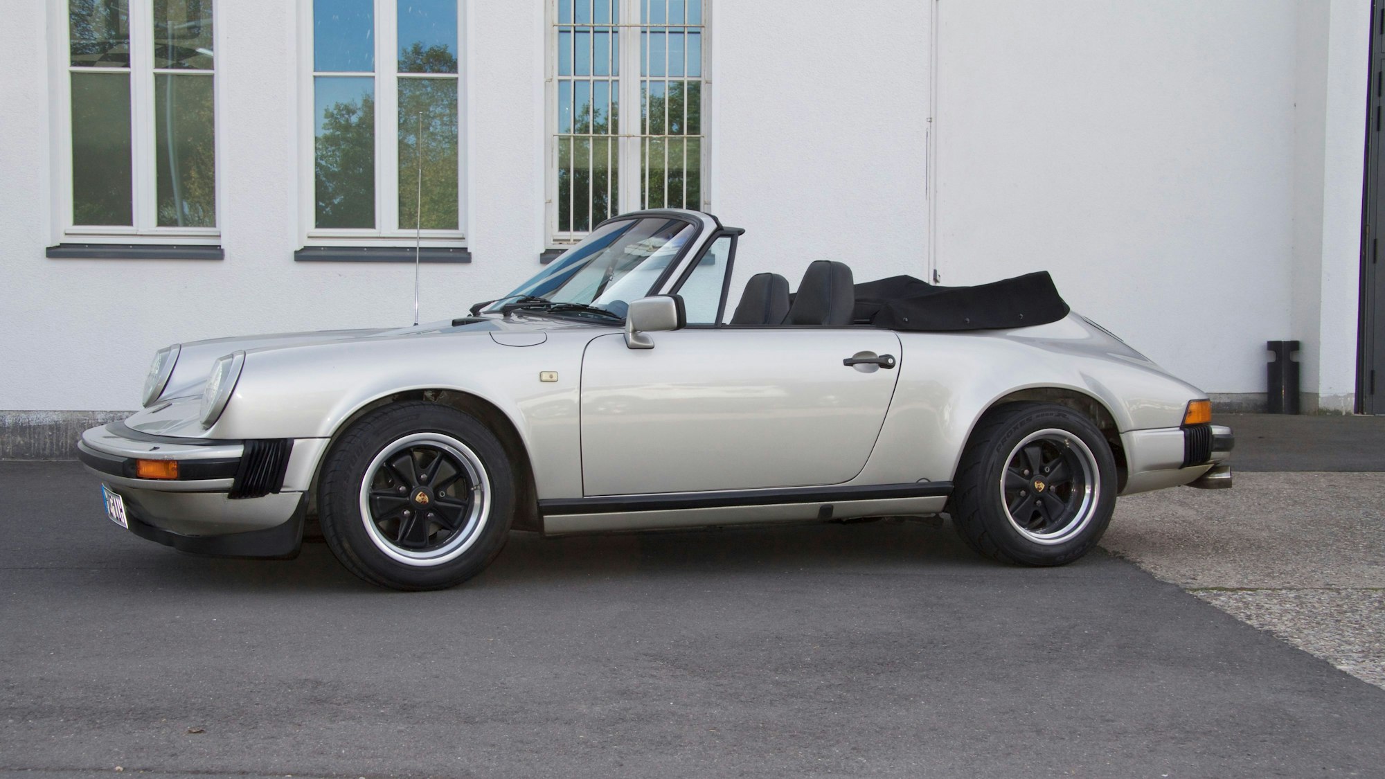 Porsche 911 Cabrio vor dem Butzweiler Hof in Köln