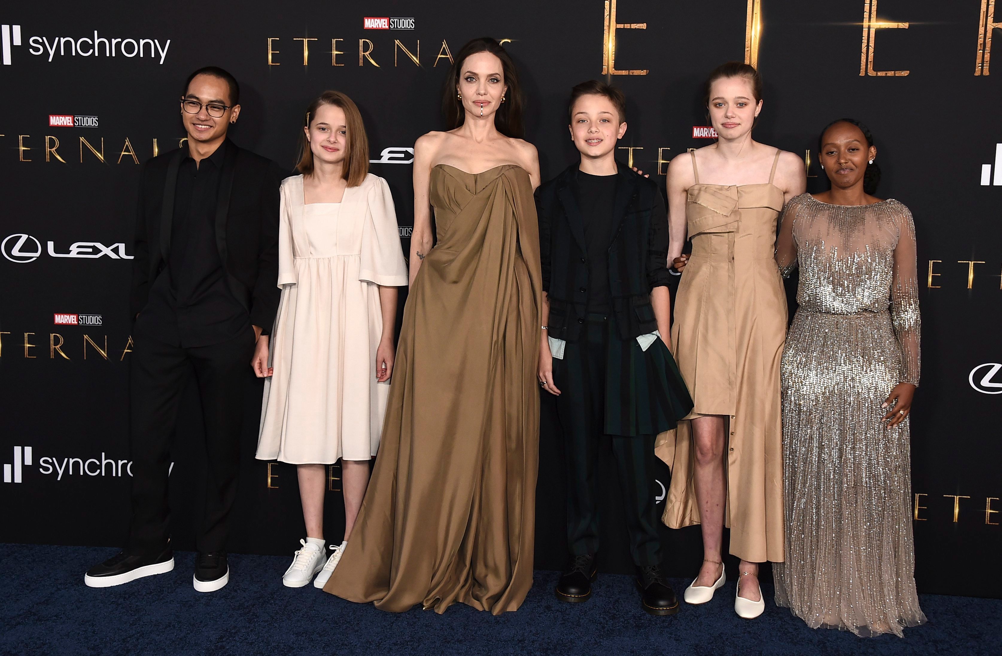 Angelina Jolie und ihre fünf Kinder (von links) Maddox Jolie-Pitt, Vivienne Jolie-Pitt, Knox Jolie-Pitt, Shiloh Jolie-Pitt und Zahara Jolie-Pitt am 19. Oktober auf der Premiere des Films Eternals in Los Angeles.