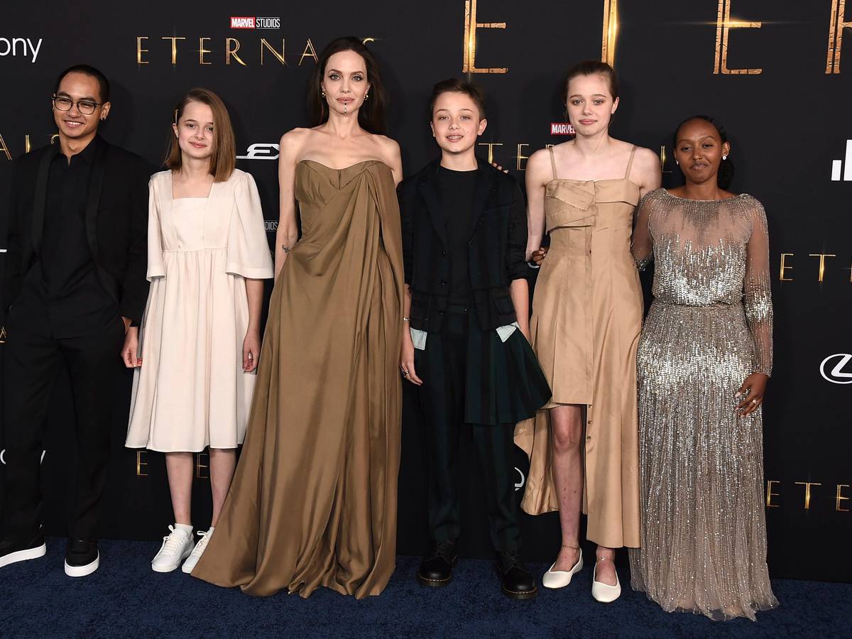 Angelina Jolie und ihre fünf Kinder (von links) Maddox Jolie-Pitt, Vivienne Jolie-Pitt, Knox Jolie-Pitt, Shiloh Jolie-Pitt und Zahara Jolie-Pitt am 19. Oktober auf der Premiere des Films Eternals in Los Angeles.