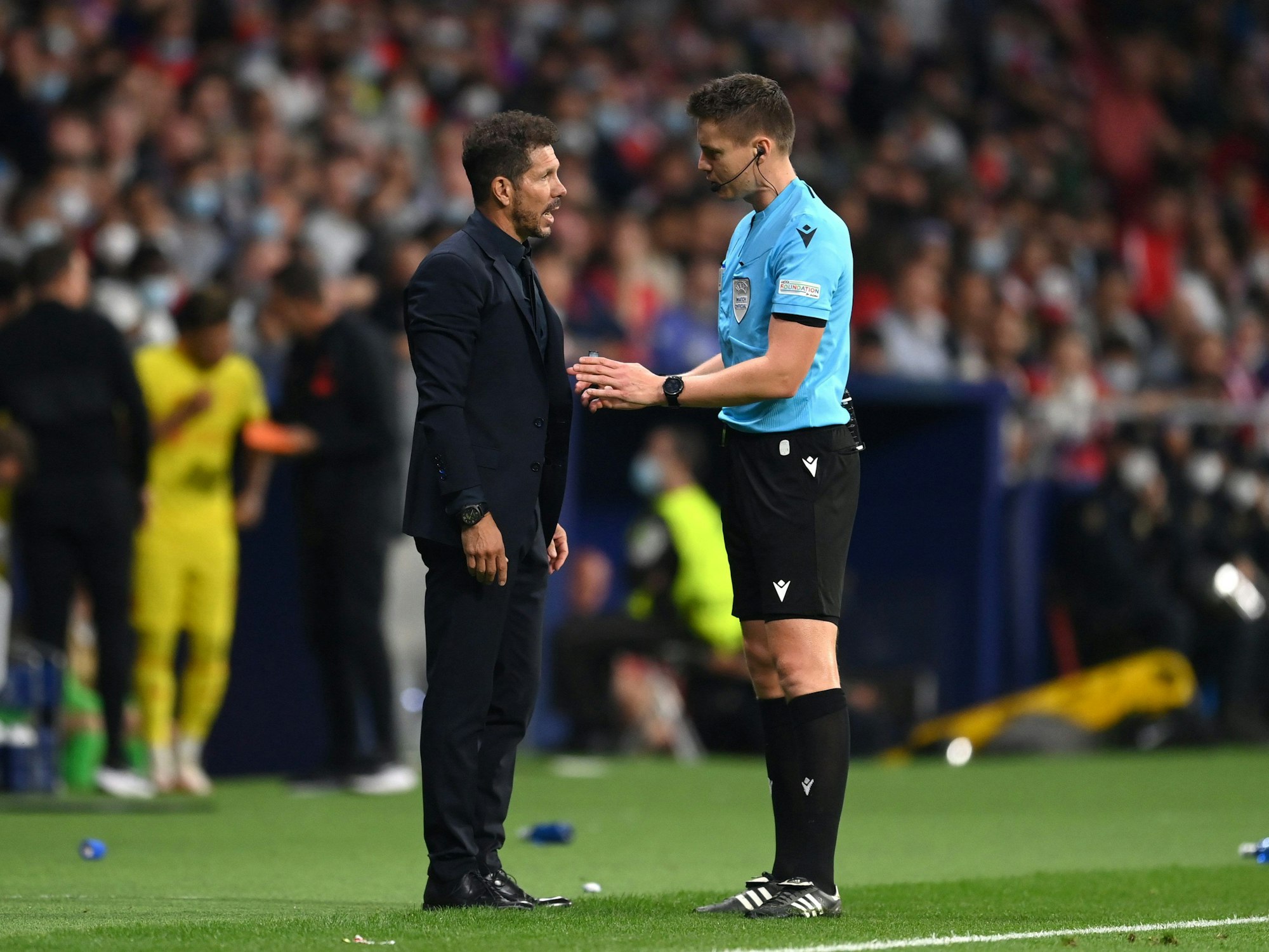Diego Simeone und Daniel Siebert diskutieren.