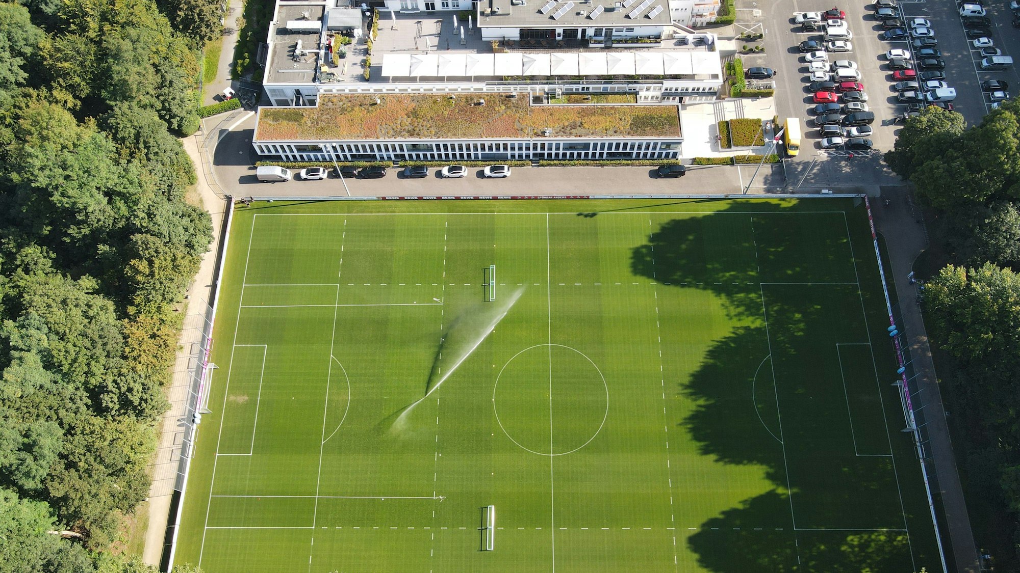 Ein Foto zeigt das Geißbockheim aus der Luft.