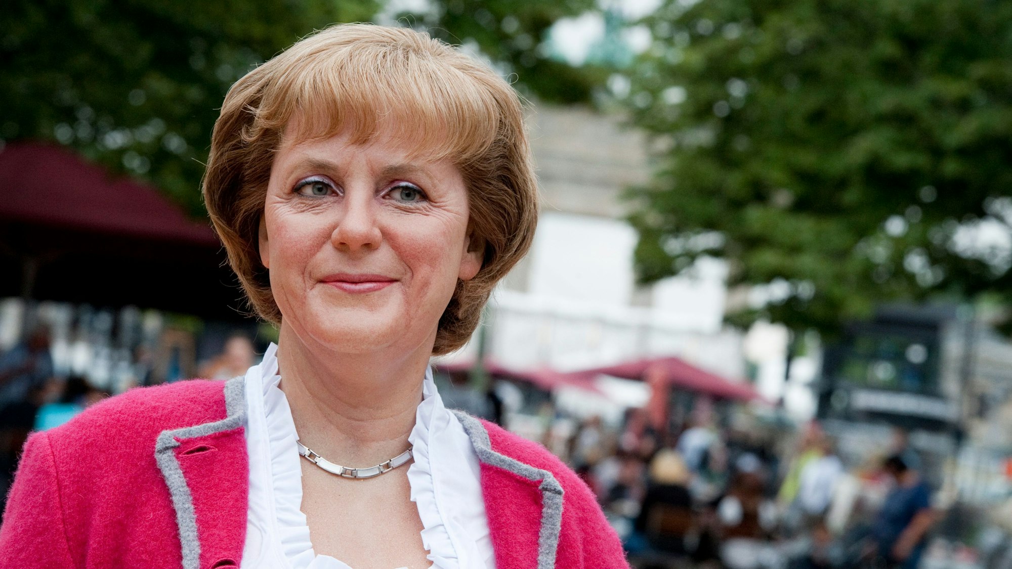 Von Angela Merkel wurde auch eine Wachsfigur angefertigt, die man im berühmten Kabinett Madame Tussauds sehen kann. Auf dem Foto (aufgenommen am 23. Juli 2010) steht sie mit einem pinkem Dirndl in Berlin.
