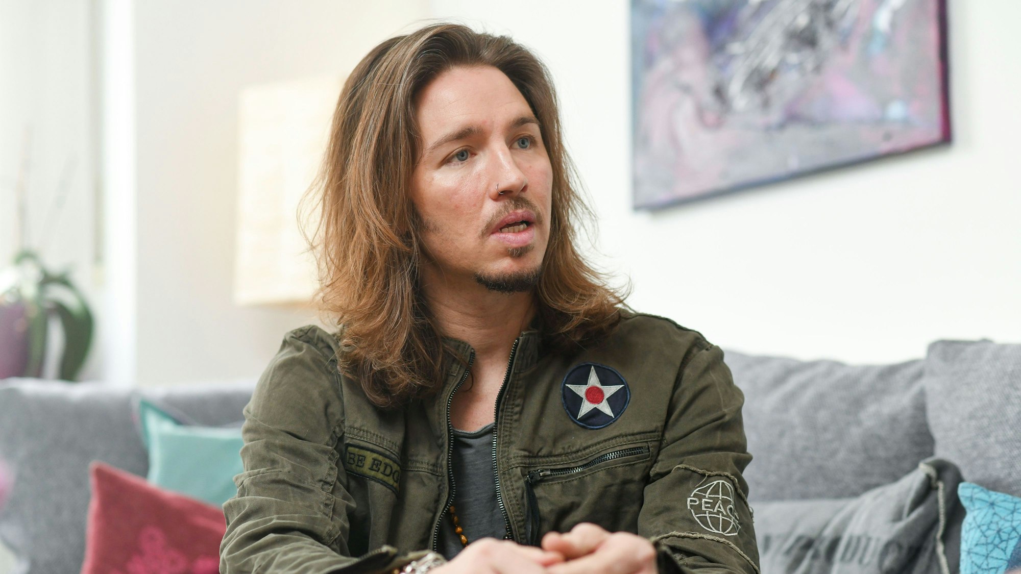 Gil Ofarim bei einem Interview. Der Sänger wirft einem Hotel-Mitarbeiter Antisemitismus vor.