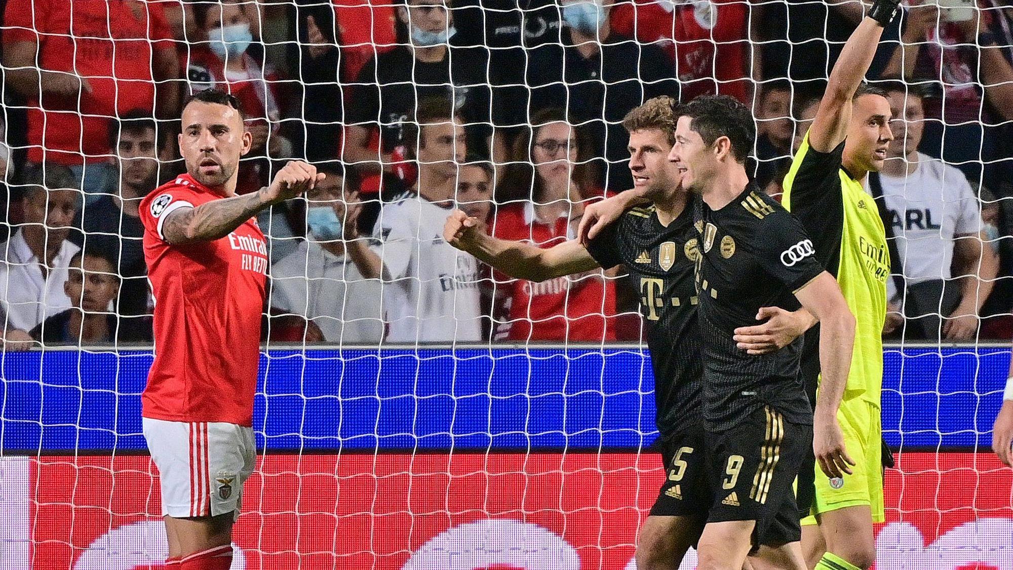 Robert Lewandowski und Thomas Müller bejubeln ein Tor für Bayern München.