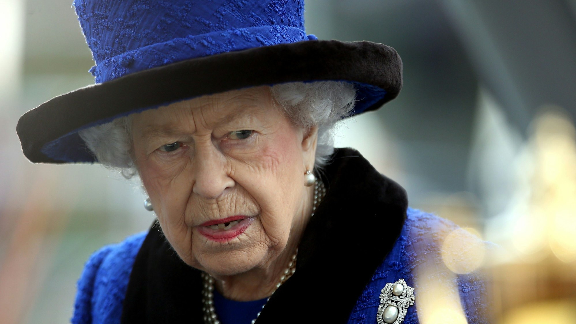 Die britische Königin Elizabeth II. vor der Überreichung der Trophäe nach den „Qipco British Champions Fillies & Mares Stakes“ am 16. Oktober 2021 auf der Rennbahn von Ascot.