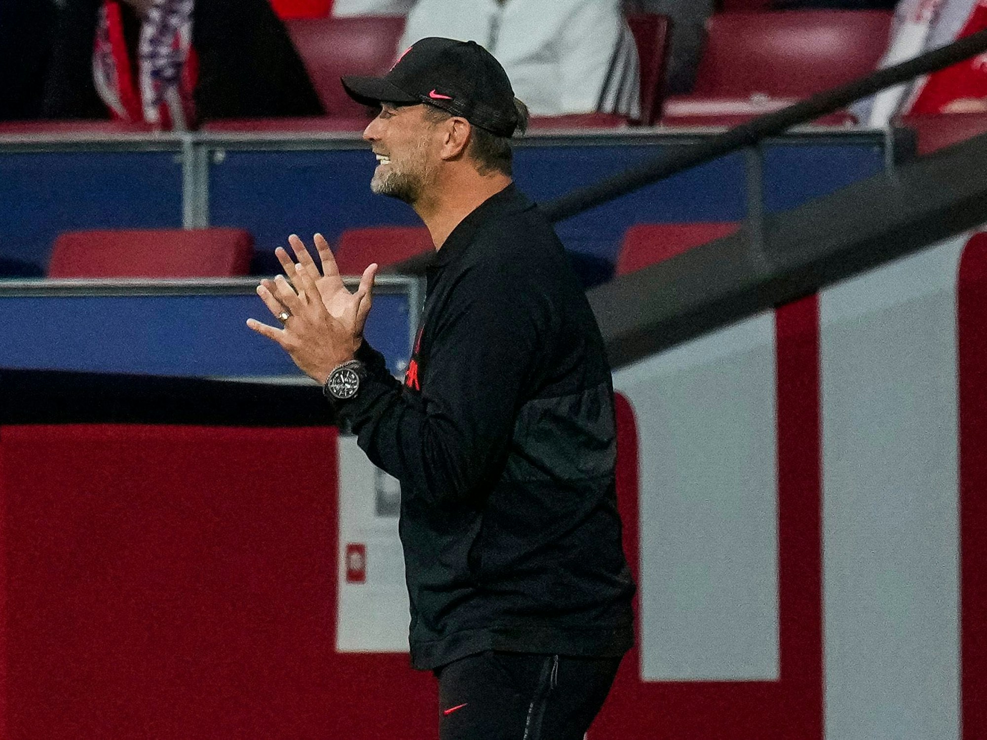 LiverpoolsTrainer Jürgen Klopp reagiert an der Seitenlinie.