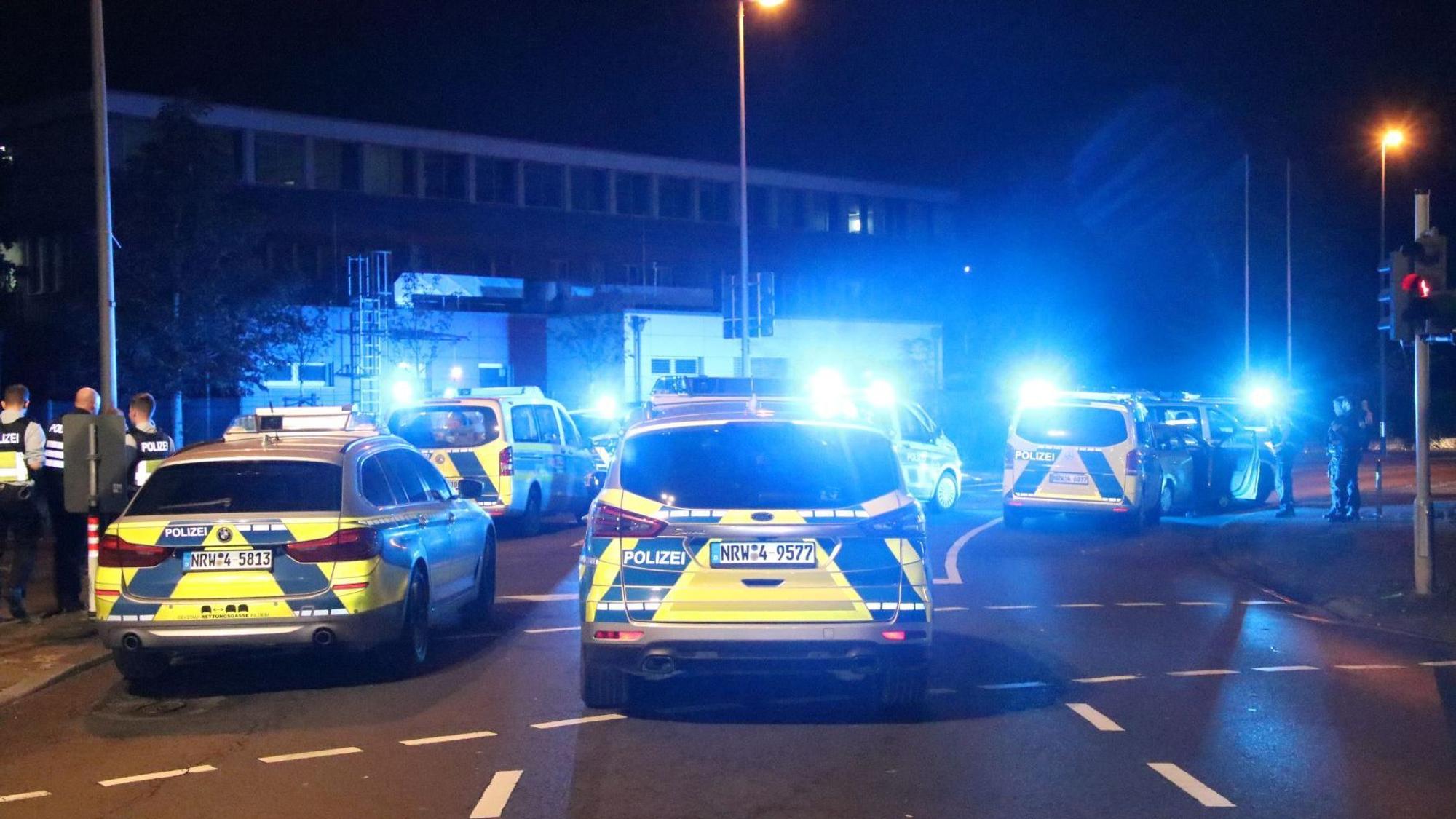 Zahlreiche Streifenwagen mit Blaulicht stehen auf der Kölner Straße in Porz.