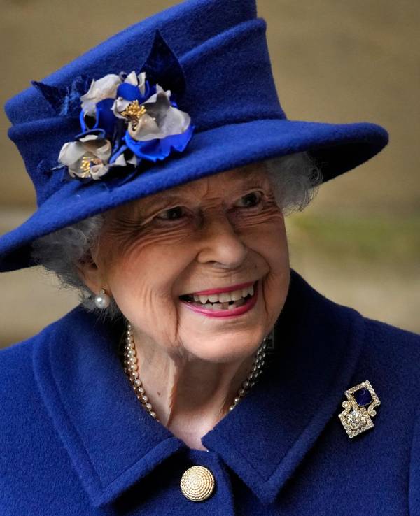 Die britische Königin Elizabeth II. verlässt die Westminster Abbey, nachdem sie an einem Dankgottesdienst anlässlich des hundertjährigen Bestehens der Royal British Legion teilgenommen hat.