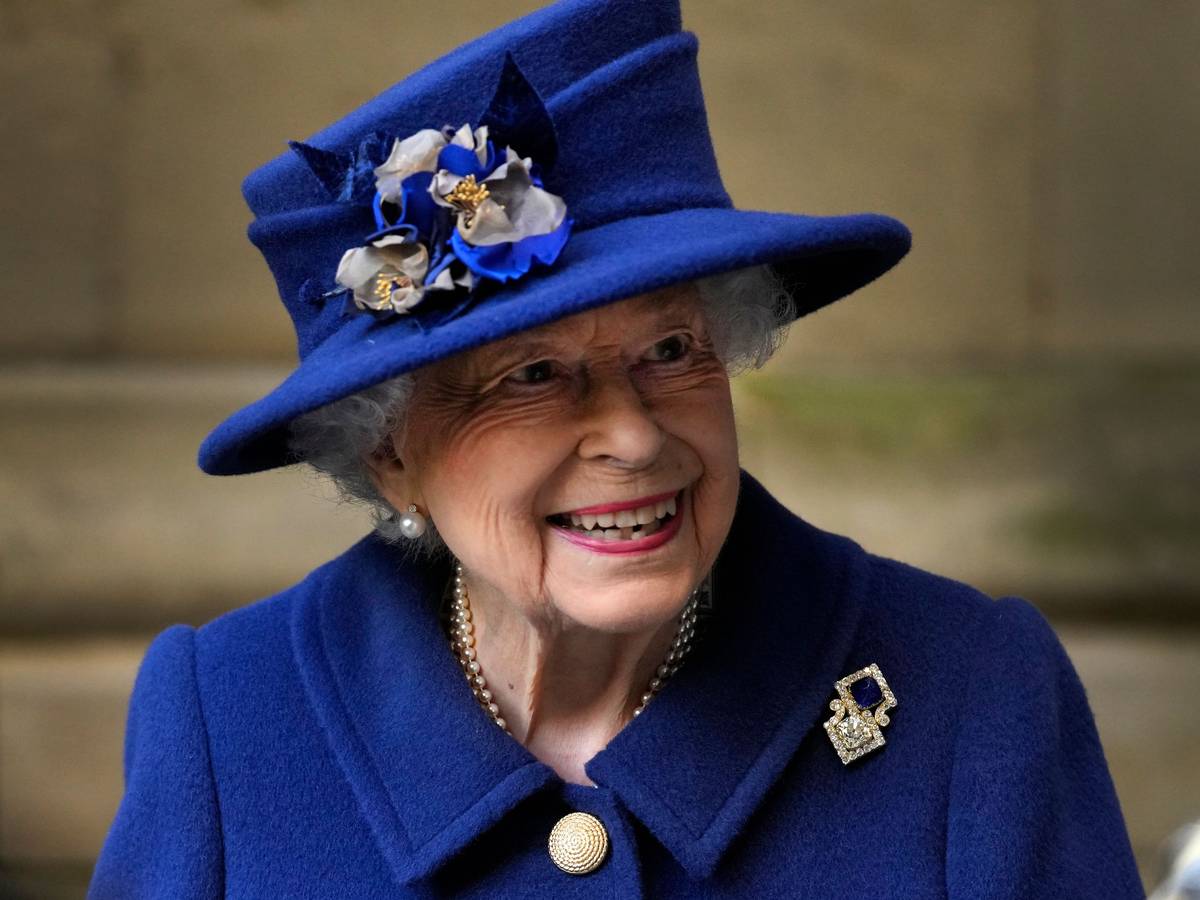 Königin Elizabeth II. sollte der „Oldie of the Year“-Award verliehen werden, doch sie weist diesen zurück. Auf dem Foto (aufgenommen am 12. Oktober 2021), sieht man die Queen mit einem blauen Mantel und einem blauen Hut.