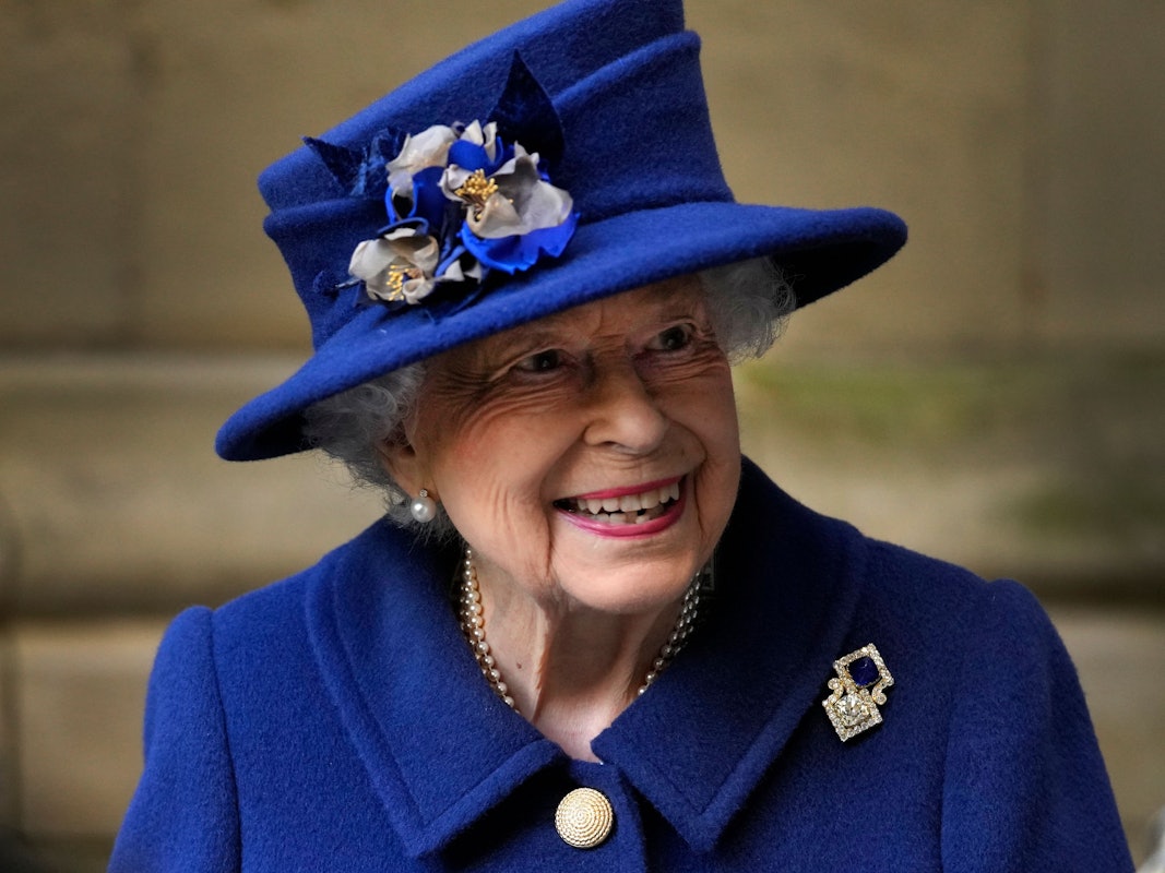 Königin Elizabeth II. sollte der „Oldie of the Year“-Award verliehen werden, doch sie weist diesen zurück. Auf dem Foto (aufgenommen am 12. Oktober 2021), sieht man die Queen mit einem blauen Mantel und einem blauen Hut.