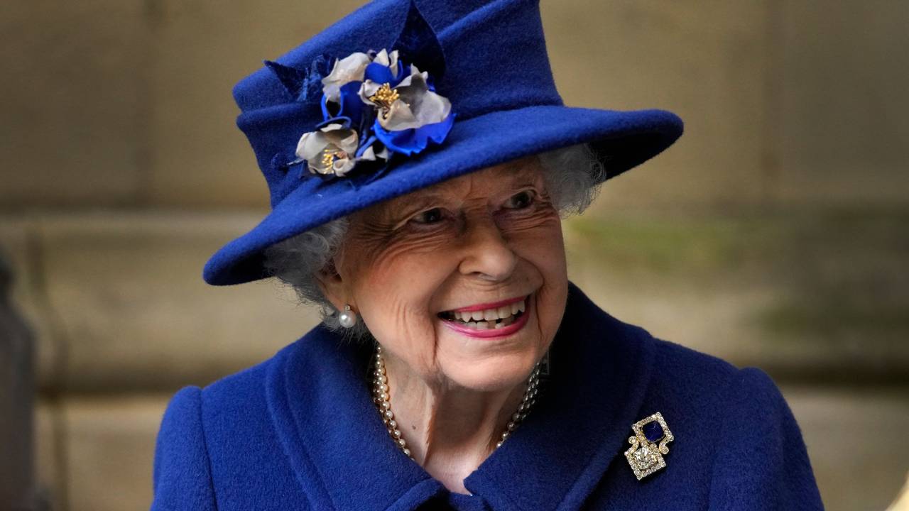 Die britische Königin Elizabeth II. verlässt die Westminster Abbey, nachdem sie an einem Dankgottesdienst anlässlich des hundertjährigen Bestehens der Royal British Legion teilgenommen hat.
