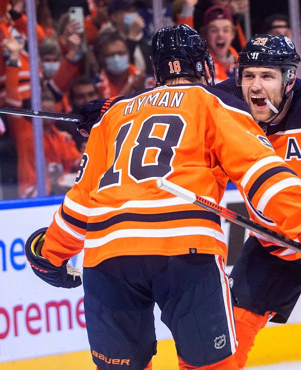 Zach Hyman und Leon Draisaitl jubeln über ein Tor der Edmonton Oilers