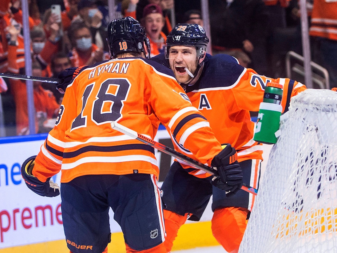 Zach Hyman und Leon Draisaitl jubeln über ein Tor der Edmonton Oilers