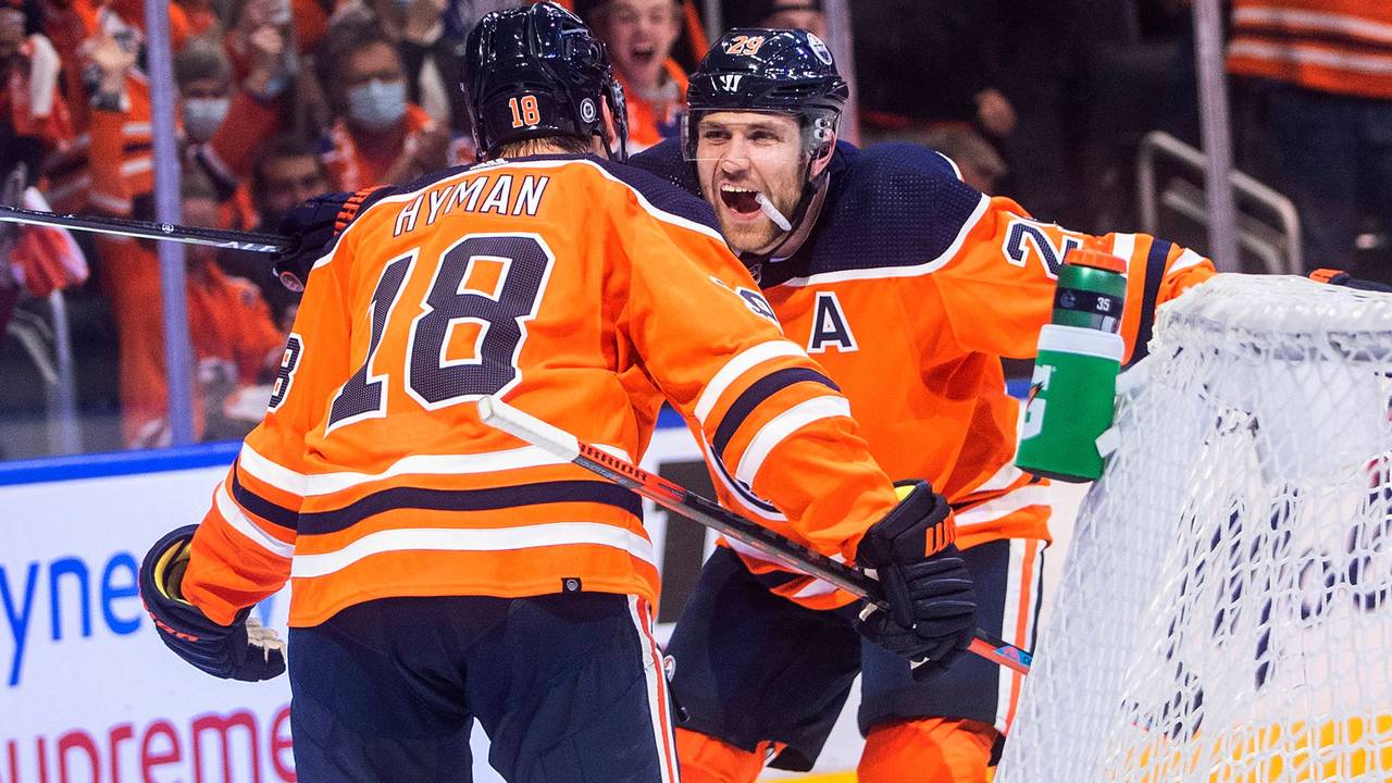 Zach Hyman und Leon Draisaitl jubeln über ein Tor der Edmonton Oilers