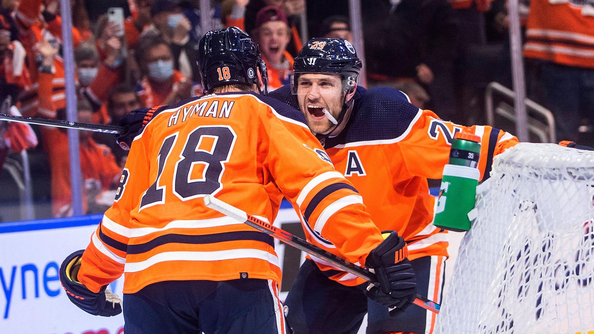 Zach Hyman und Leon Draisaitl jubeln über ein Tor der Edmonton Oilers