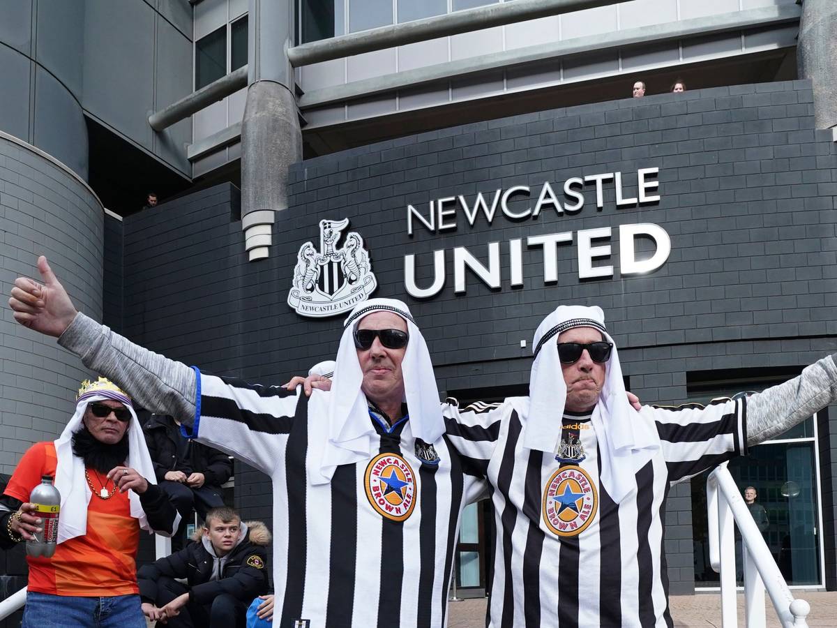 Fans von Newcastle United posieren vor dem Stadion als Scheichs verkleidet.