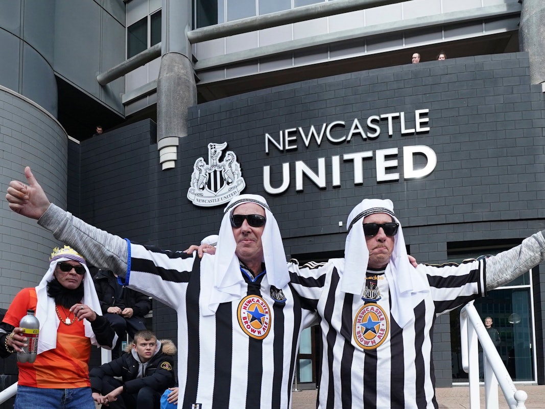 Fans von Newcastle United posieren vor dem Stadion als Scheichs verkleidet.
