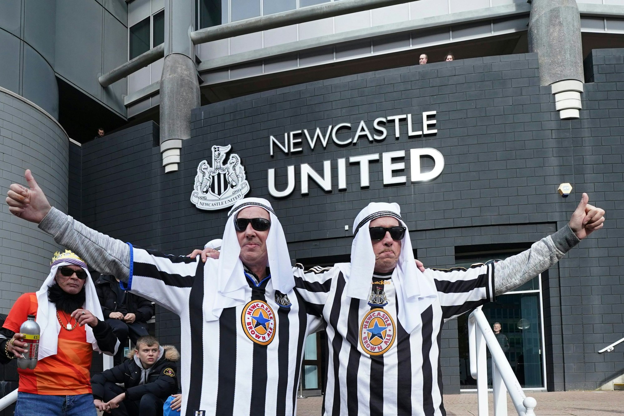 Fans von Newcastle United posieren vor dem Stadion als Scheichs verkleidet.
