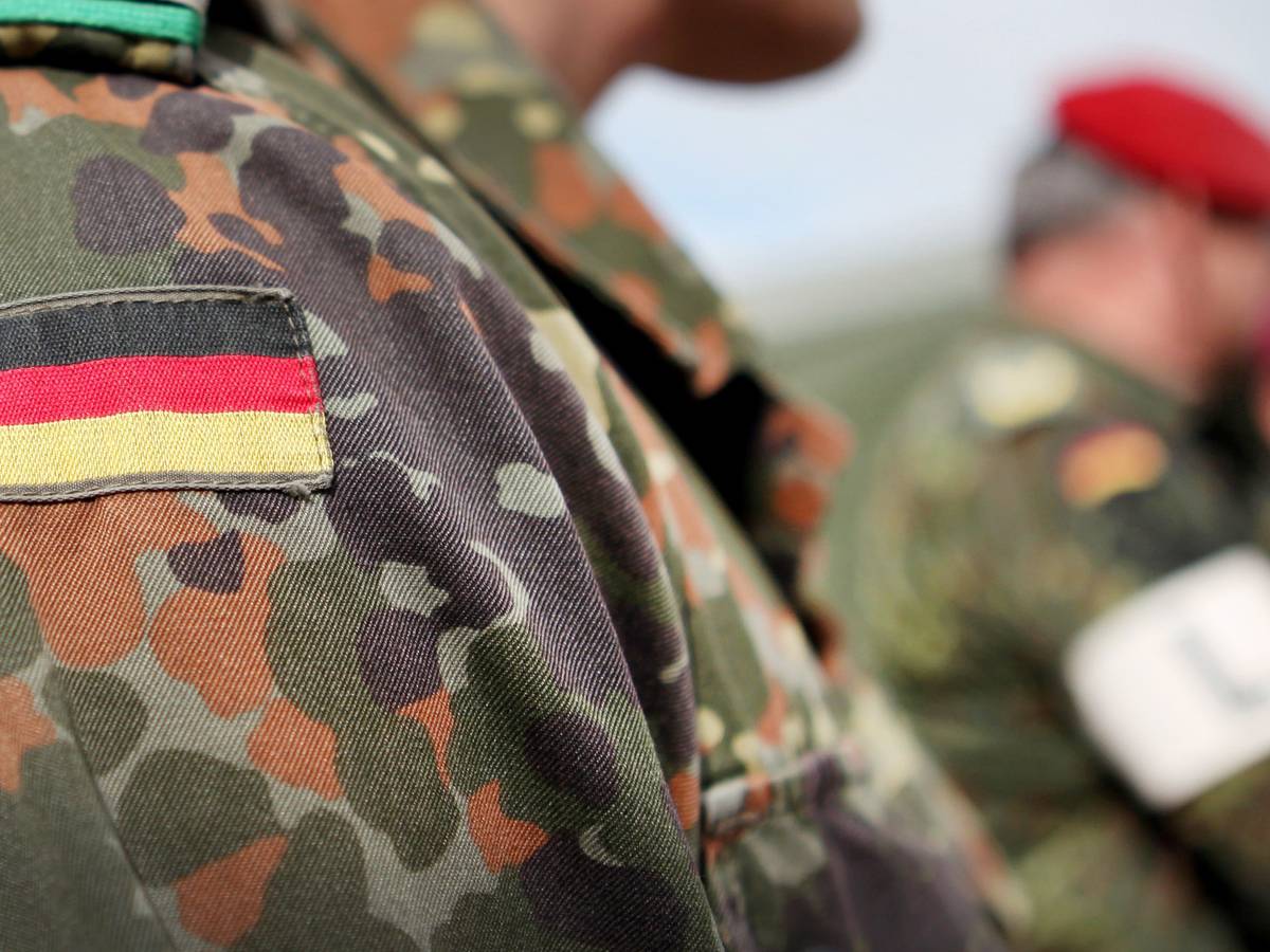 Die Deutschland-Flagge ist auf der Tarnkleidung eines Soldaten auf einem Truppenübungsplatz zu sehen, aufgenommen im Mai 2010.