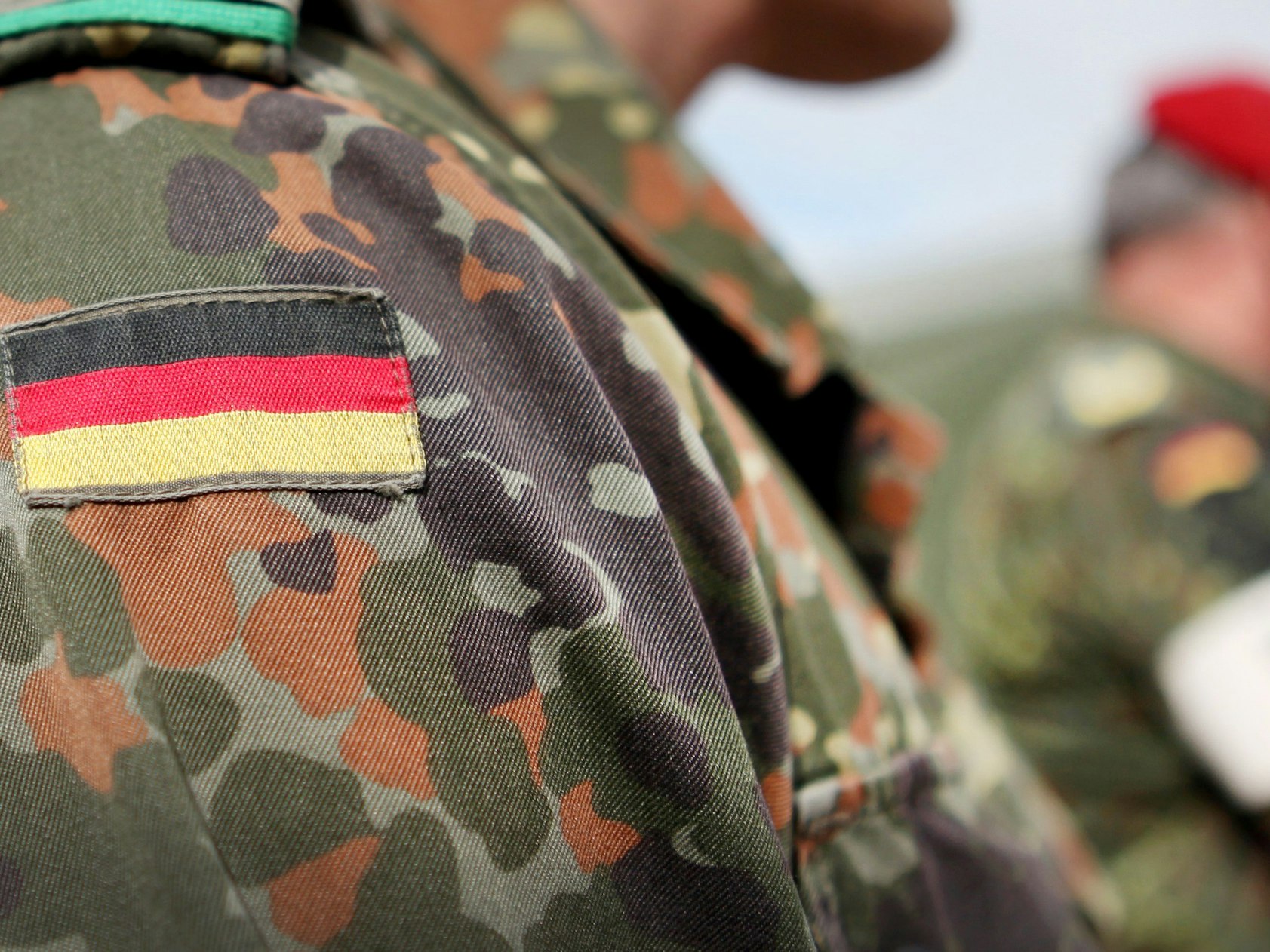 Die Deutschland-Flagge ist auf der Tarnkleidung eines Soldaten auf einem Truppenübungsplatz zu sehen, aufgenommen im Mai 2010.
