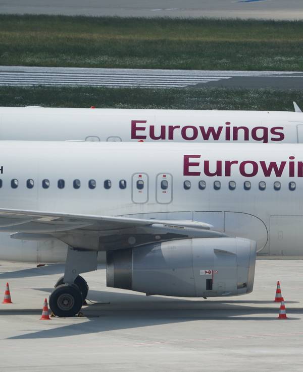 ARCHIV - 11.06.2021, Hamburg: Passagierflugzeuge der Fluggesellschaft Eurowings stehen auf dem Vorfeld. Beim Neustart des europäischen Flugverkehrs nach Corona setzt die Lufthansa-Tochter Eurowings auf Niedriglöhne in Osteuropa.