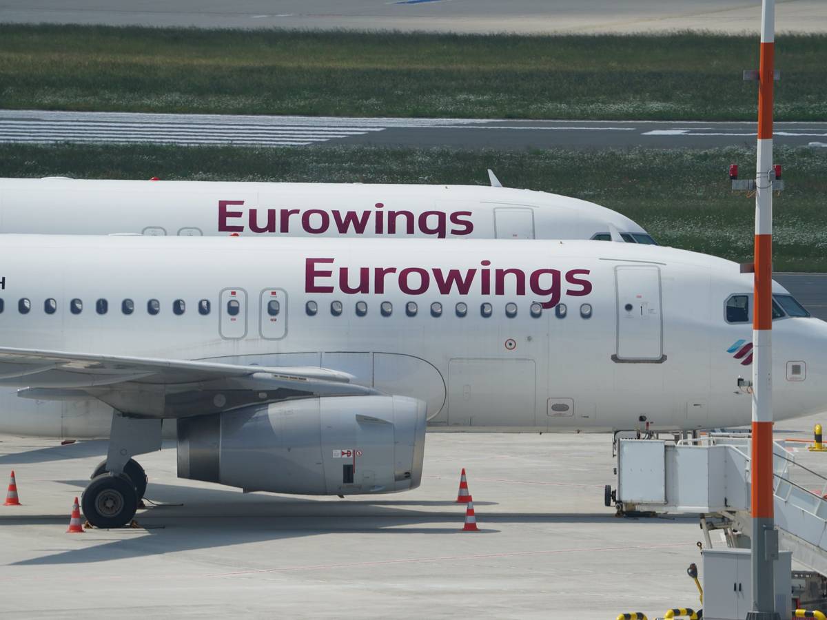 Passagierflugzeuge der Fluggesellschaft Eurowings stehen am 11. Juni 2021 auf dem Vorfeld des Hamburger Flughafens. Beim Neustart des europäischen Flugverkehrs nach Corona setzt die Lufthansa-Tochter Eurowings auf Niedriglöhne in Osteuropa.