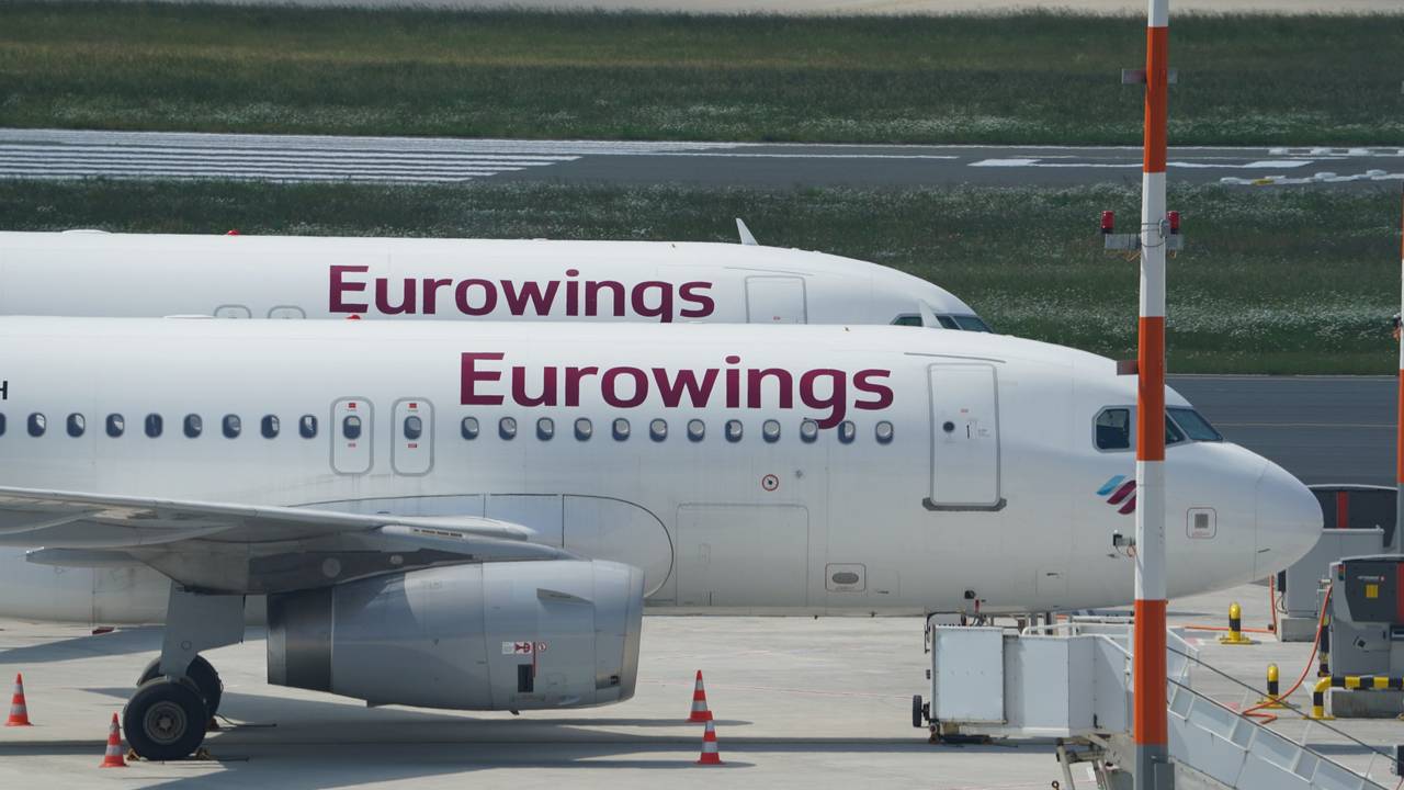 ARCHIV - 11.06.2021, Hamburg: Passagierflugzeuge der Fluggesellschaft Eurowings stehen auf dem Vorfeld. Beim Neustart des europäischen Flugverkehrs nach Corona setzt die Lufthansa-Tochter Eurowings auf Niedriglöhne in Osteuropa.