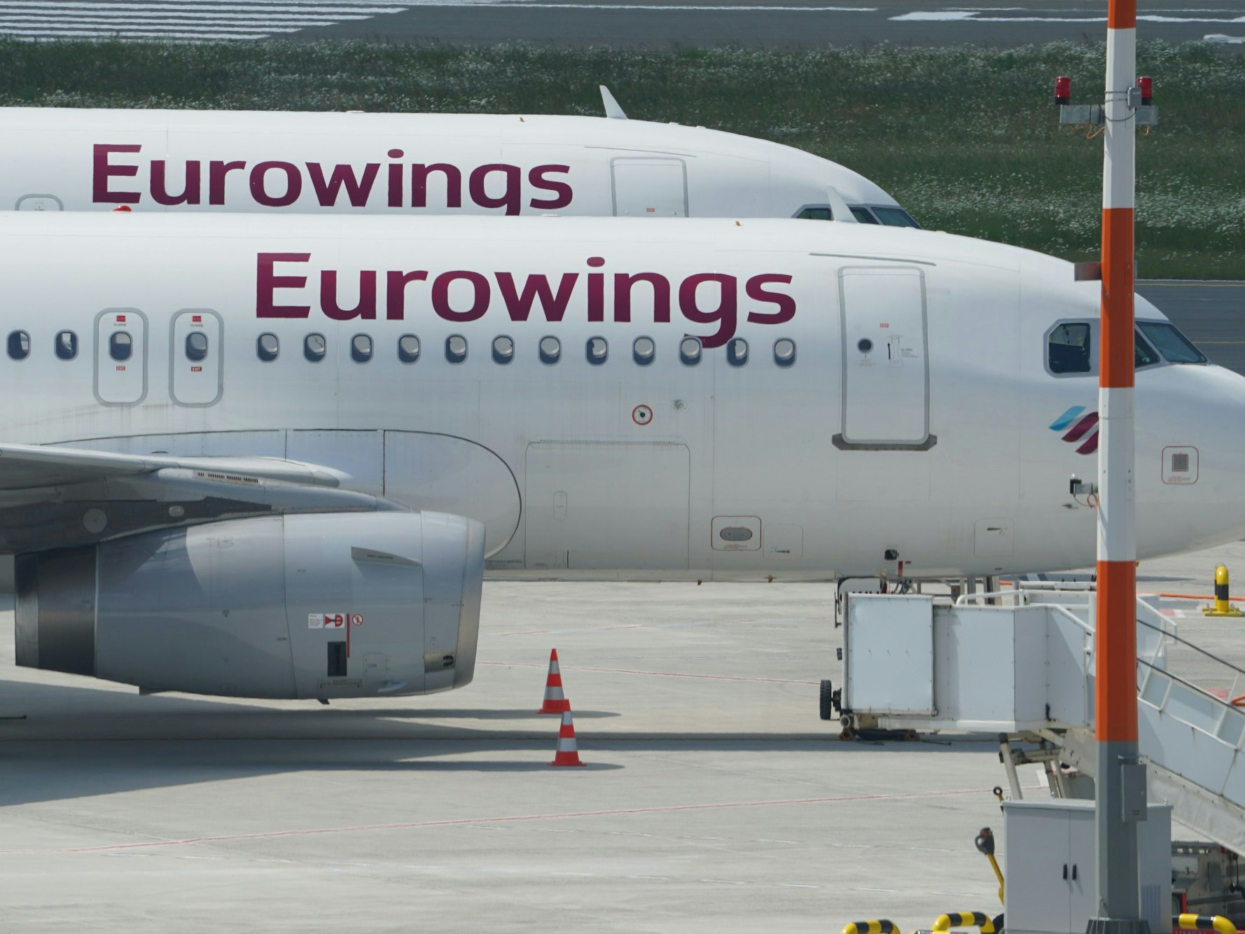 ARCHIV - 11.06.2021, Hamburg: Passagierflugzeuge der Fluggesellschaft Eurowings stehen auf dem Vorfeld. Beim Neustart des europäischen Flugverkehrs nach Corona setzt die Lufthansa-Tochter Eurowings auf Niedriglöhne in Osteuropa.