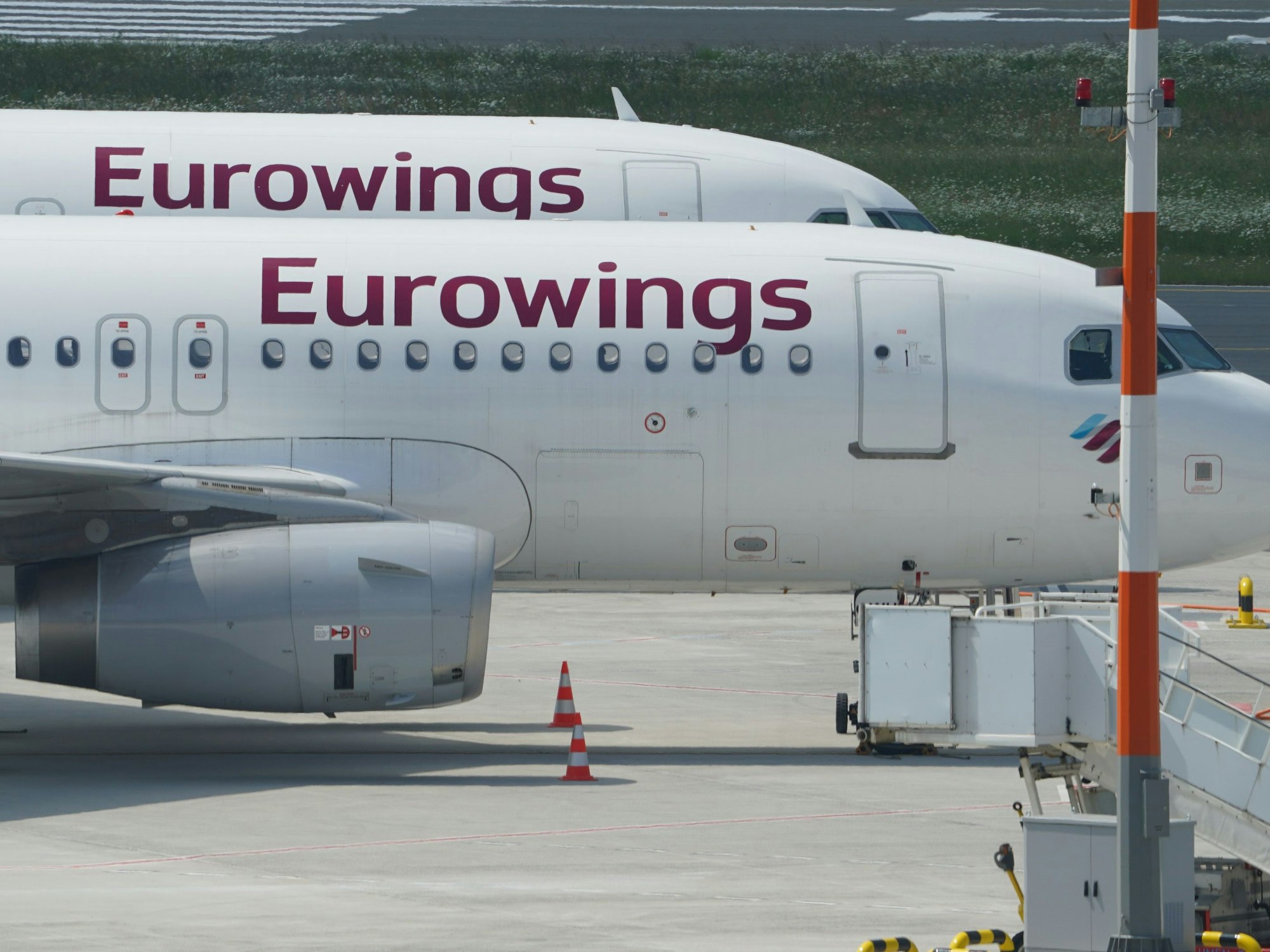 ARCHIV - 11.06.2021, Hamburg: Passagierflugzeuge der Fluggesellschaft Eurowings stehen auf dem Vorfeld. Beim Neustart des europäischen Flugverkehrs nach Corona setzt die Lufthansa-Tochter Eurowings auf Niedriglöhne in Osteuropa.
