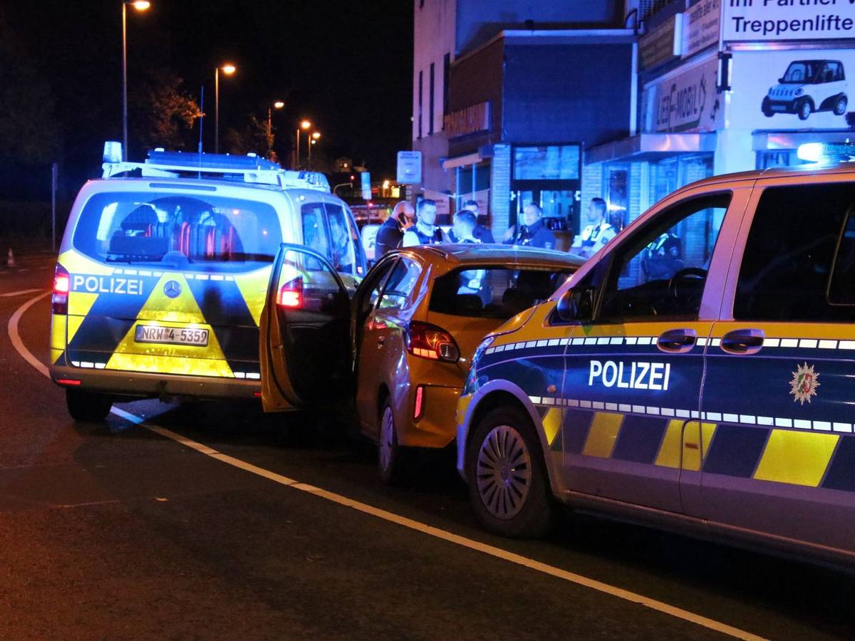 Mehrere Polizeifahrzeuge haben den Wagen des Flüchtigen gestoppt.