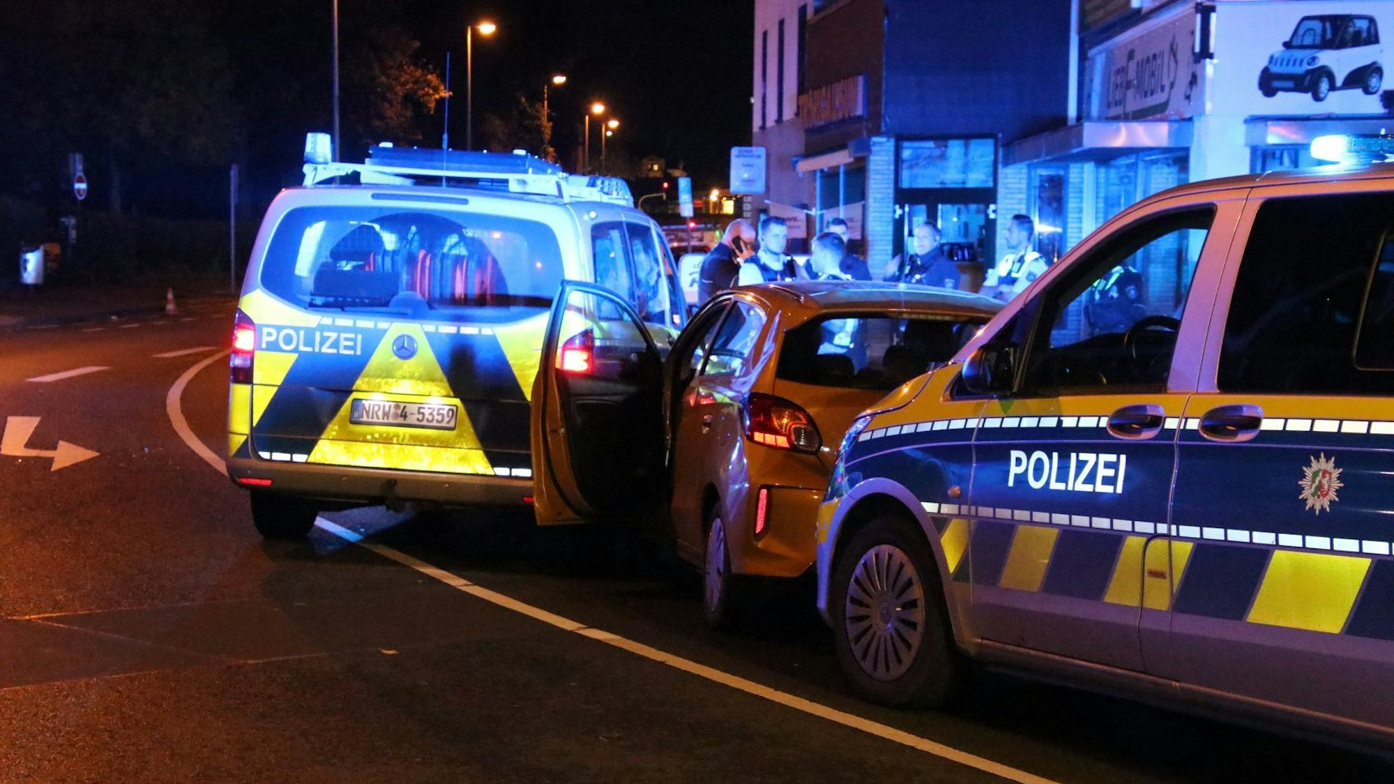 Mehrere Polizeifahrzeuge haben den Wagen des Flüchtigen gestoppt.