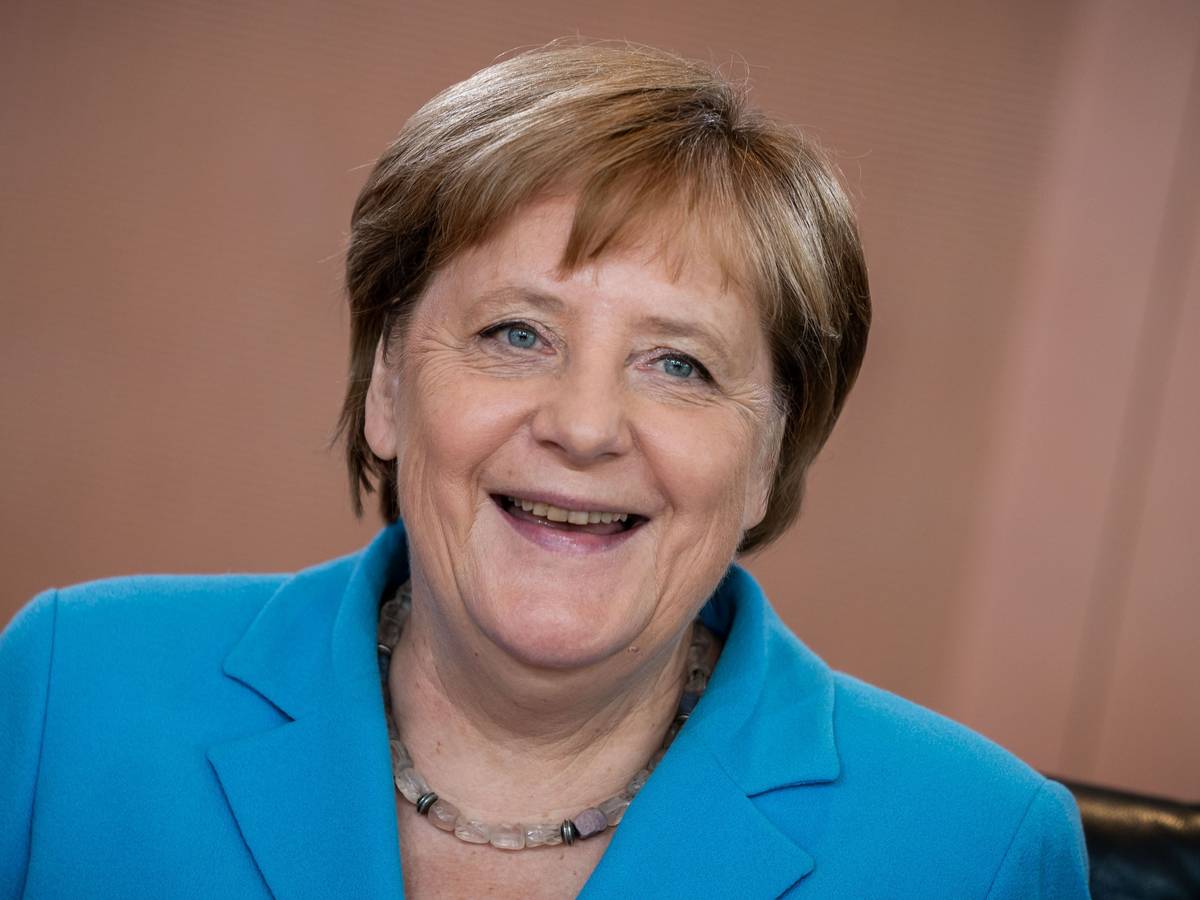 Auf dem Foto (aufgenommen am 10. Juli 2019) sieht man Bundeskanzlerin Angela Merkel, die zu Beginn der Sitzung des Bundeskabinetts im Kanzleramt lacht.