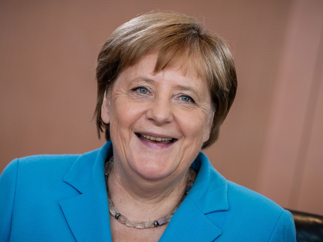 Auf dem Foto (aufgenommen am 10. Juli 2019) sieht man Bundeskanzlerin Angela Merkel, die zu Beginn der Sitzung des Bundeskabinetts im Kanzleramt lacht.