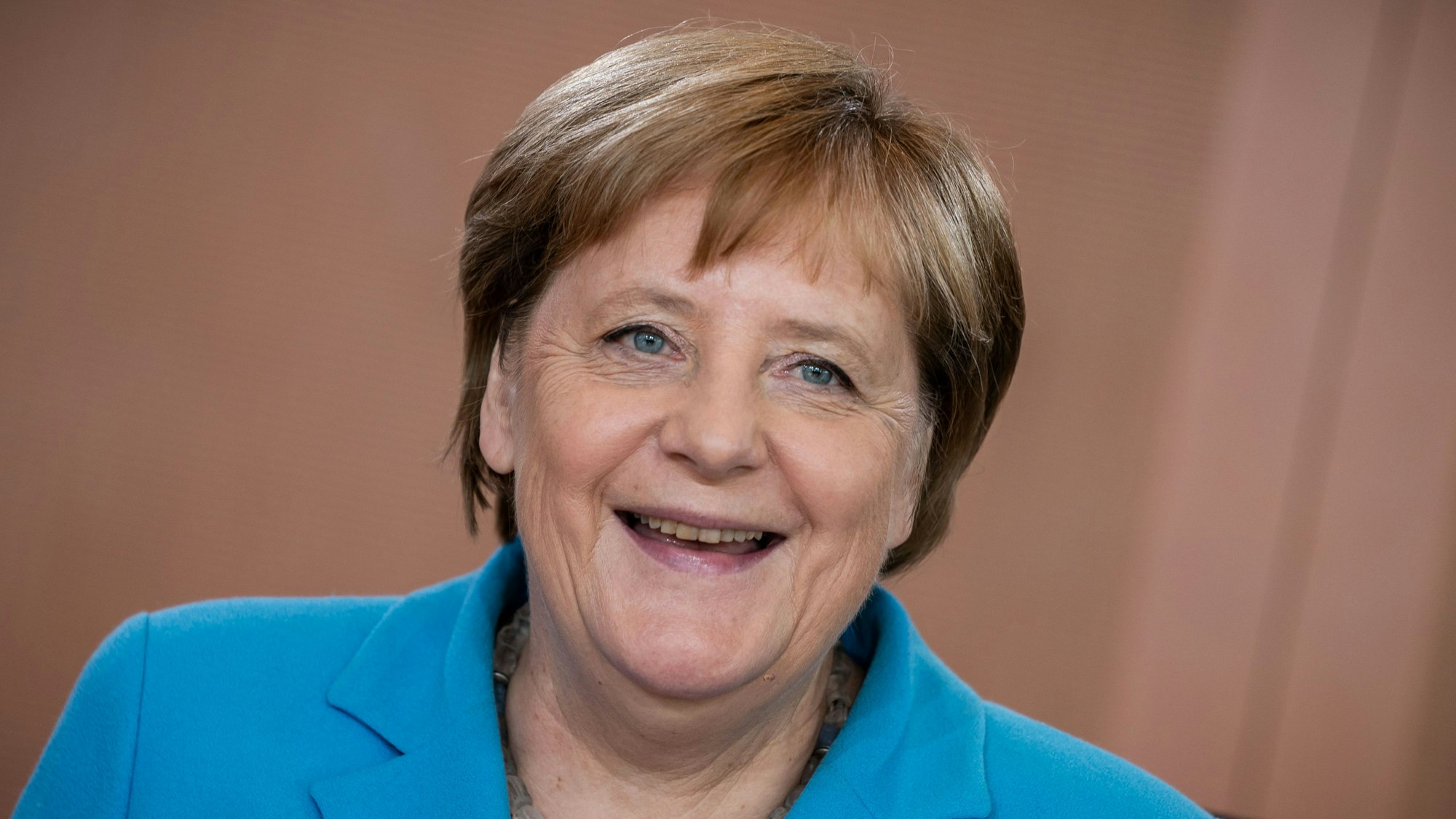 Auf dem Foto (aufgenommen am 10. Juli 2019) sieht man Bundeskanzlerin Angela Merkel, die zu Beginn der Sitzung des Bundeskabinetts im Kanzleramt lacht.