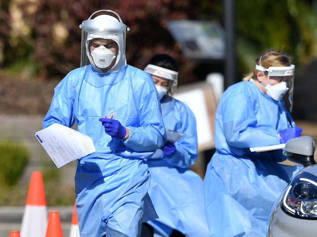 Mitarbeiter des Gesundheitswesens testen Menschen in einem Pop-up-COVID-19-Testzentrum am St Thomas More College im Vorort Sunnybank.