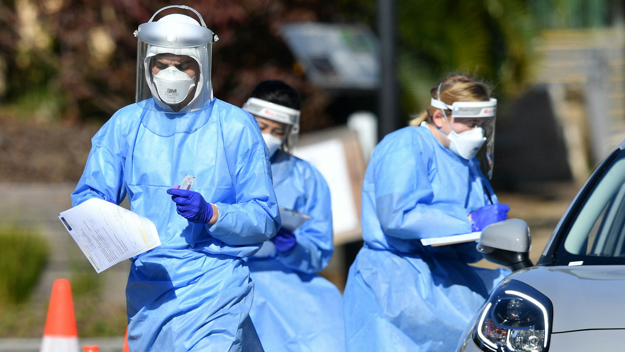 Mitarbeiter des Gesundheitswesens testen Menschen in einem Pop-up-COVID-19-Testzentrum am St Thomas More College im Vorort Sunnybank.