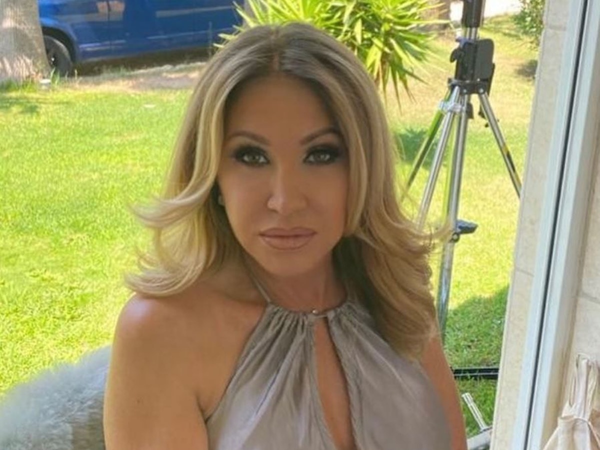 Carmen Geiss postet am 11. August ein Foto von sich auf ihrem Instagram-Account. Sie hat ein Abendkleid an und blickt lasziv in die Kamera.