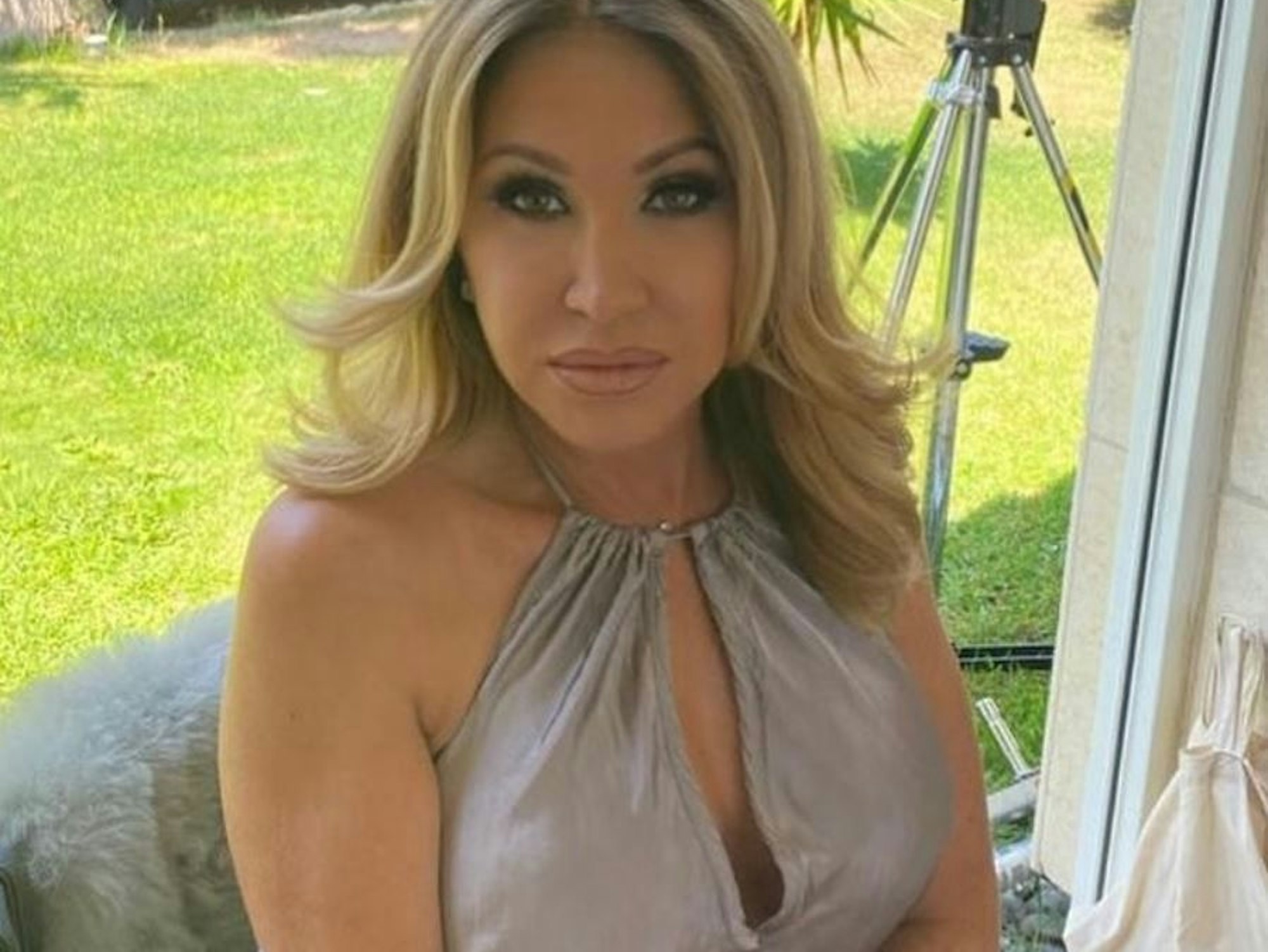 Carmen Geiss postet am 11. August ein Foto von sich auf ihrem Instagram-Account. Sie hat ein Abendkleid an und blickt lasziv in die Kamera.