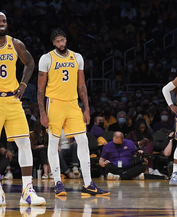 LeBron James, Anthony Davis und Russell Westbrook nach der Niederlage der Los Angeles Lakers gegen die Golden State Warriors zum Auftakt der neuen NBA-Saison am 19. Oktober 2021.
