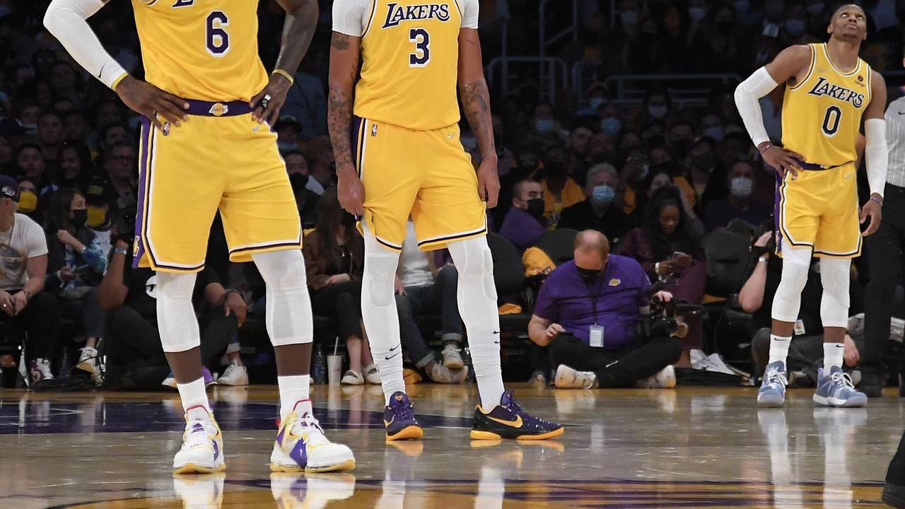 LeBron James, Anthony Davis und Russell Westbrook nach der Niederlage der Los Angeles Lakers gegen die Golden State Warriors zum Auftakt der neuen NBA-Saison am 19. Oktober 2021.