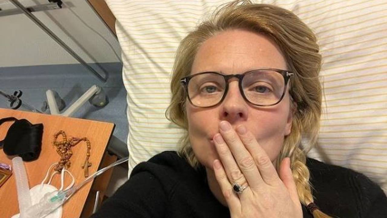 Patricia Kelly schickt ihren Fans am 19.10.2021 via Instagram ein Foto aus dem Krankenhaus. Die Sängerin hat sich trotz Impfung zum zweiten Mal mit dem Coronavirus infiziert.