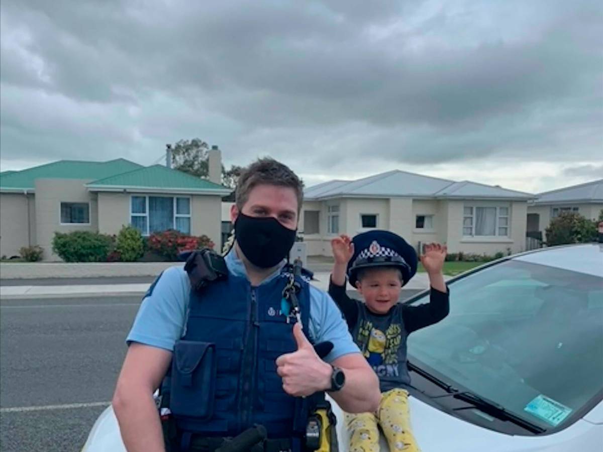 In Neuseeland bekam die Polizei einen niedlichen Notruf. Die Polizei fuhr vorbei und postet das süße Foto auf Instagram. Auf dem Foto (aufgenommen am 20. Oktober 2021) sieht man Wachtmeister Kurt mit einem 4-jährigen Jungen auf der Motorhaube seines Polizeiautos sitzen.