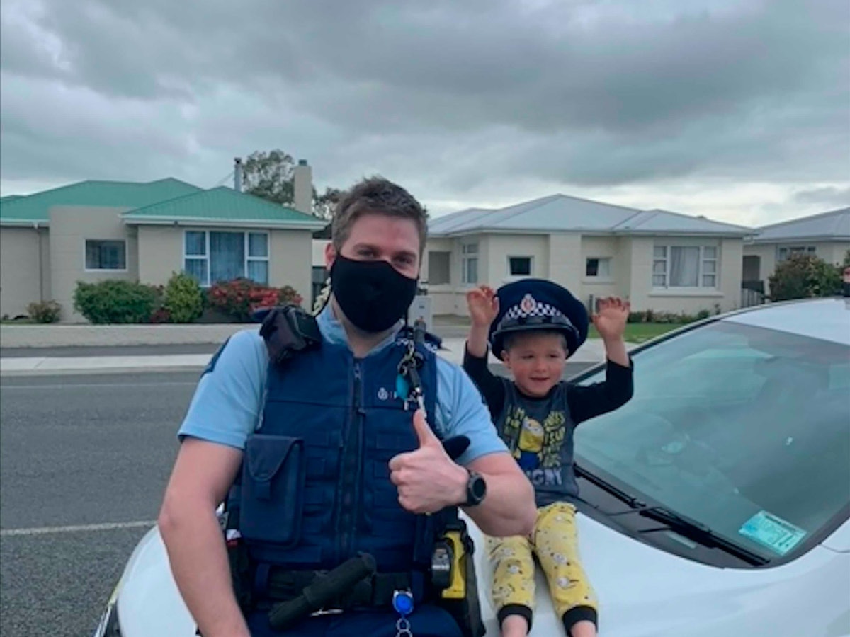 In Neuseeland bekam die Polizei einen niedlichen Notruf. Die Polizei fuhr vorbei und postet das süße Foto auf Instagram. Auf dem Foto (aufgenommen am 20. Oktober 2021) sieht man Wachtmeister Kurt mit einem 4-jährigen Jungen auf der Motorhaube seines Polizeiautos sitzen.