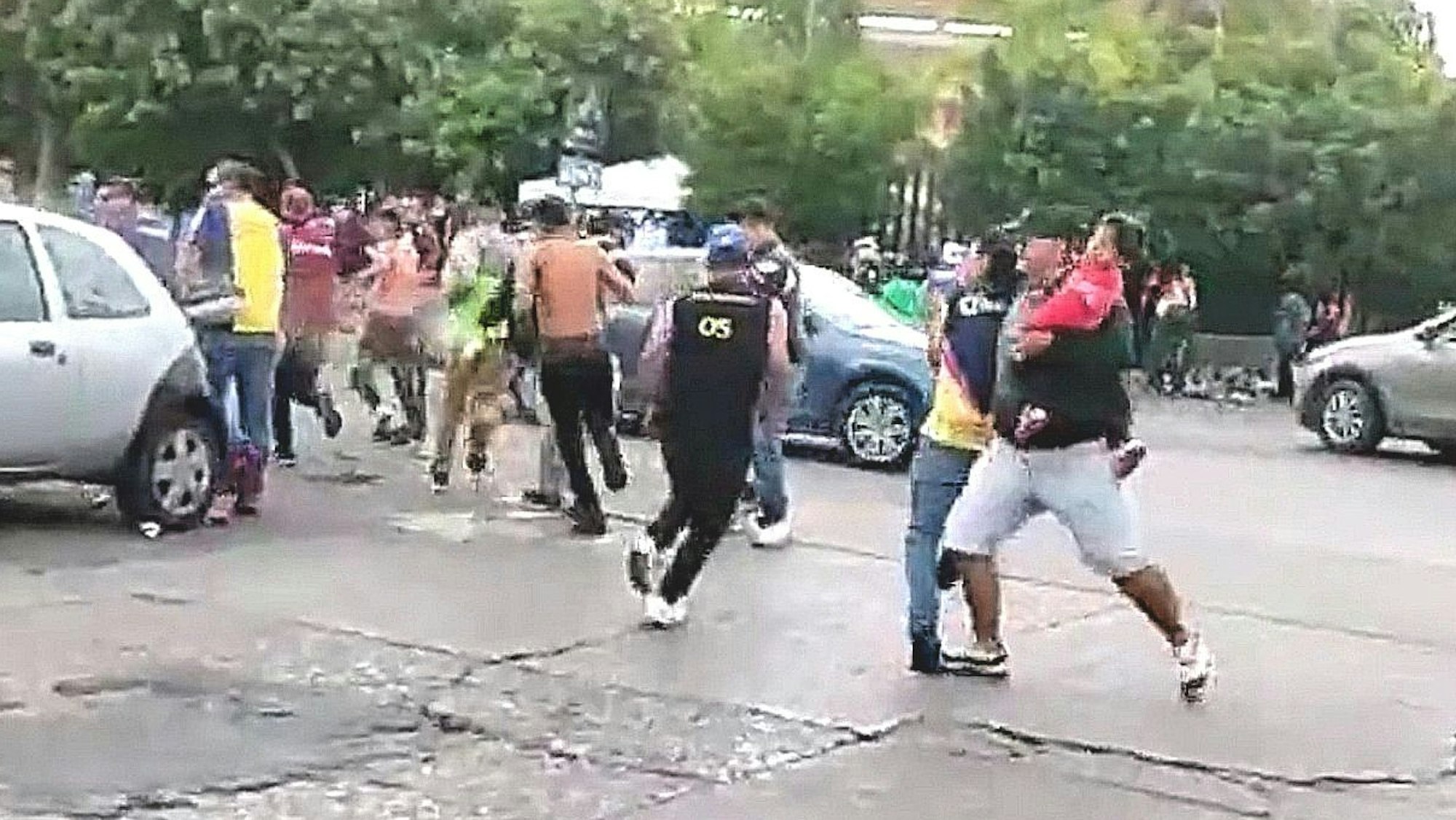 Bei einer Hooligan-Schlägerei beteiligt sich ein Mann mit seinem Kind auf dem Arm, schlägt und tritt einen gegnerischen Fan.