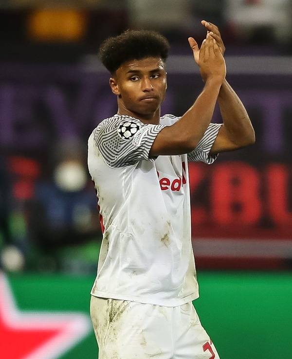 Karim Adeyemi bedankt sich klatschend bei den Salzburg-Fans