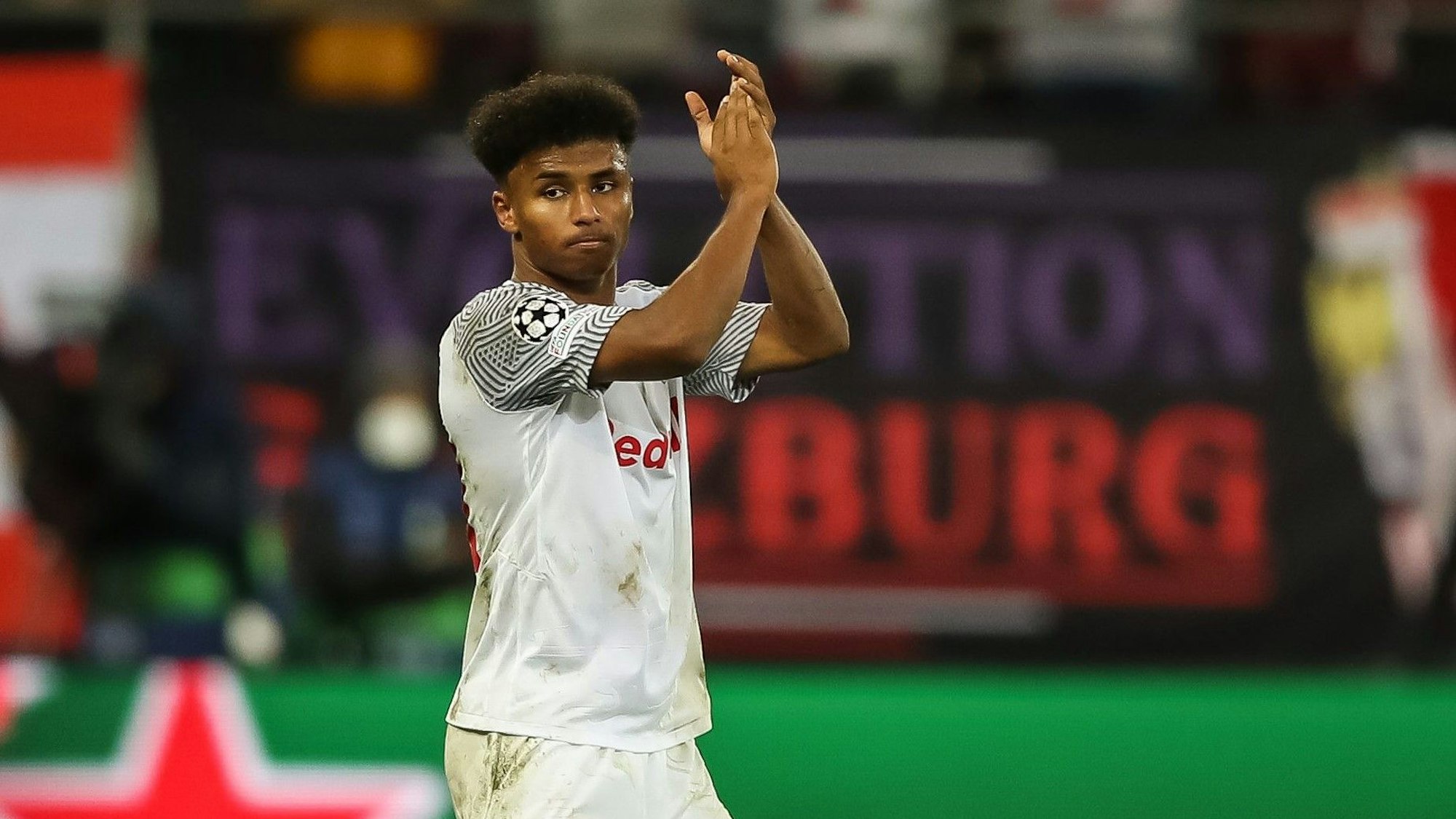 Karim Adeyemi bedankt sich klatschend bei den Salzburg-Fans