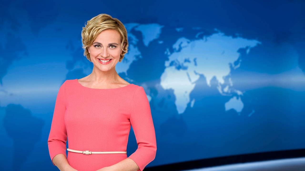 Caren Miosga, Moderatorin der Tagesthemen, lächelt auf einem undatierten Foto in die Kamera.