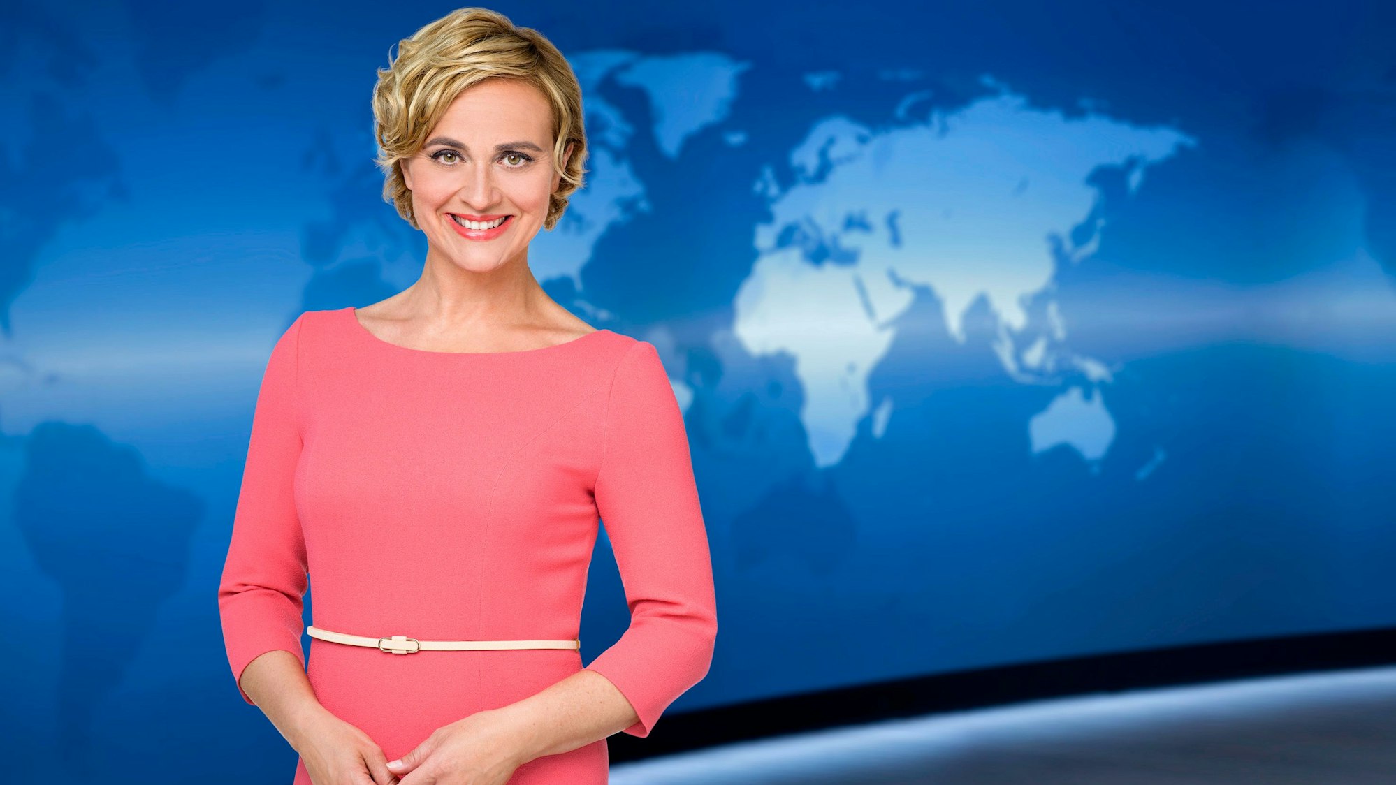 Caren Miosga, Moderatorin der Tagesthemen, lächelt auf einem undatierten Foto in die Kamera.